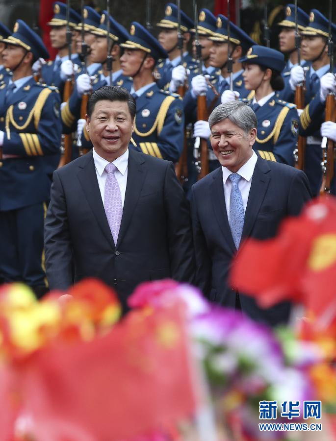 會談前，習(xí)近平在上海西郊會議中心廣場為阿坦巴耶夫舉行歡迎儀式。新華社記者 蘭紅光 攝 