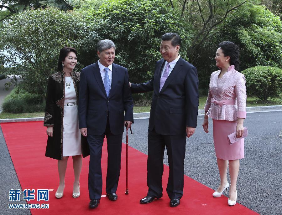 會談前，習(xí)近平在上海西郊會議中心廣場為阿坦巴耶夫舉行歡迎儀式。新華社記者 蘭紅光 攝 