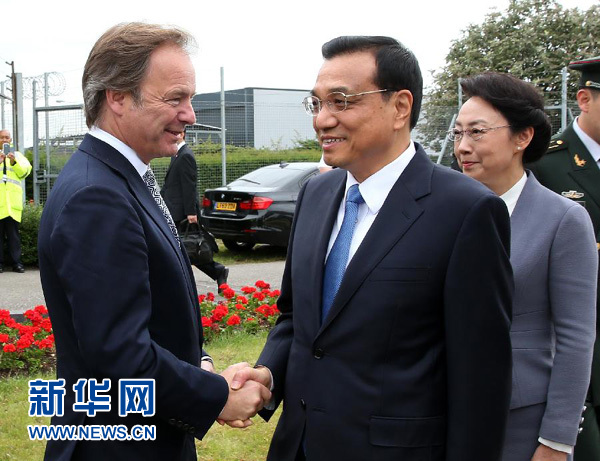 6月16日，應(yīng)英國首相卡梅倫邀請，國務(wù)院總理李克強(qiáng)乘專機(jī)抵達(dá)倫敦希思羅機(jī)場，開始對英國進(jìn)行正式訪問。李克強(qiáng)總理夫人程虹同機(jī)抵達(dá)。這是英國政府高級官員到機(jī)場迎接李克強(qiáng)總理和夫人。新華社記者 龐興雷 攝