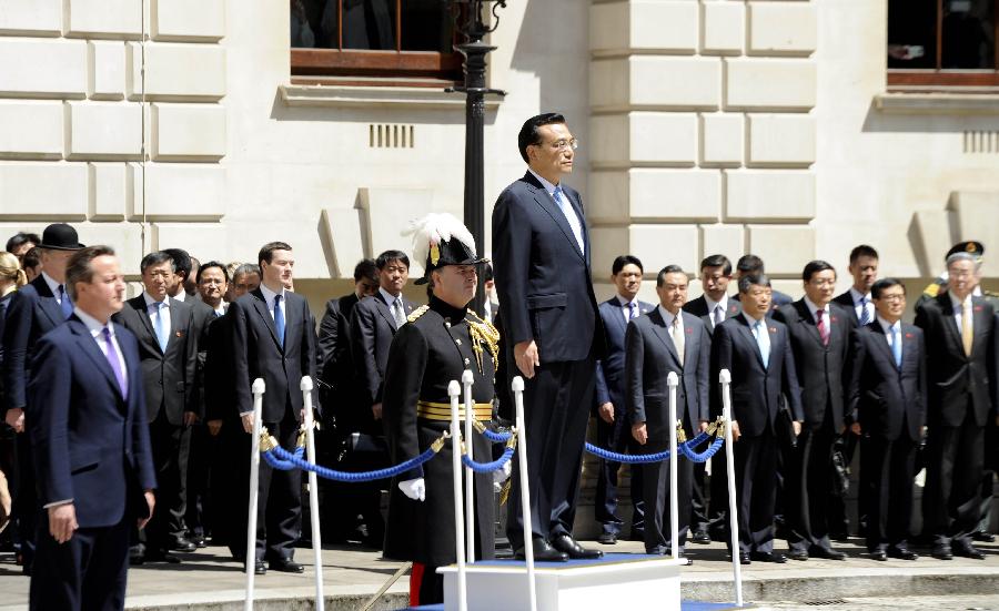 6月17日，中國國務(wù)院總理李克強(qiáng)在倫敦唐寧街10號首相府同英國首相卡梅倫舉行中英總理年度會晤。這是會晤前，卡梅倫為李克強(qiáng)舉行隆重的歡迎儀式。新華社記者 張鐸 攝 
