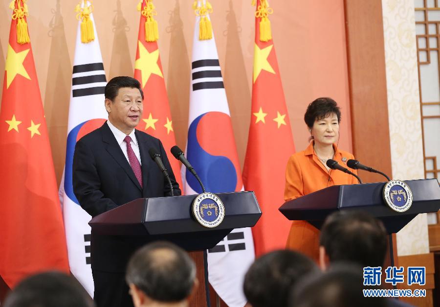 7月3日，國家主席習(xí)近平在首爾同韓國總統(tǒng)樸槿惠舉行會談。會談后，兩國元首共同會見記者。 新華社記者姚大偉攝