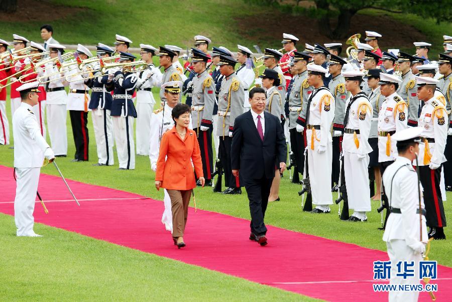 7月3日，國家主席習(xí)近平在首爾同韓國總統(tǒng)樸槿惠舉行會談。會談前，樸槿惠在青瓦臺總統(tǒng)府為習(xí)近平舉行隆重歡迎儀式。 新華社記者姚大偉攝