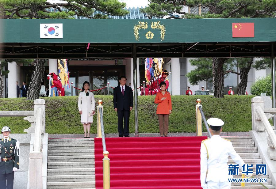 7月3日，國家主席習(xí)近平在首爾同韓國總統(tǒng)樸槿惠舉行會談。會談前，樸槿惠在青瓦臺總統(tǒng)府為習(xí)近平舉行隆重歡迎儀式。 新華社記者丁林攝 