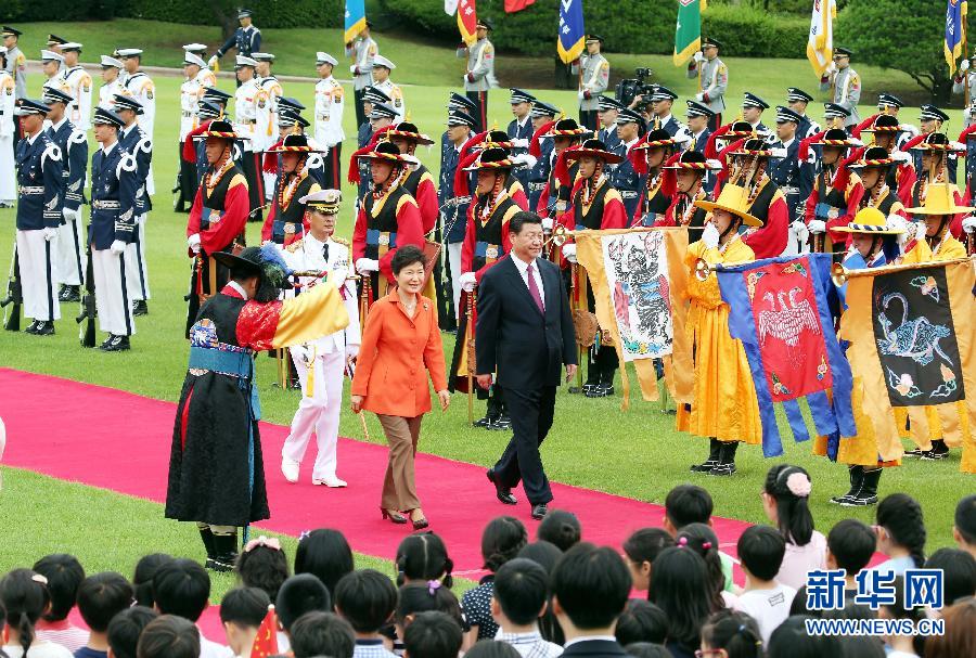 7月3日，國家主席習(xí)近平在首爾同韓國總統(tǒng)樸槿惠舉行會談。會談前，樸槿惠在青瓦臺總統(tǒng)府為習(xí)近平舉行隆重歡迎儀式。 新華社記者姚大偉攝 