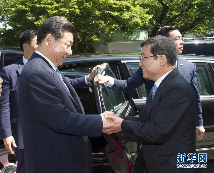 7月4日，國家主席習近平在韓國國立首爾大學發(fā)表題為《共創(chuàng)中韓合作未來　同襄亞洲振興繁榮》的重要演講。這是首爾大學校長吳然天迎接習近平主席。新華社記者 謝環(huán)馳 攝 