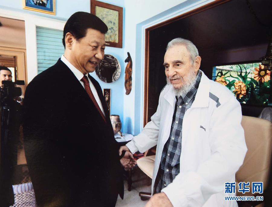 當?shù)貢r間7月22日，國家主席習近平在哈瓦那親切探望古巴革命領袖菲德爾·卡斯特羅。 新華社發(fā)