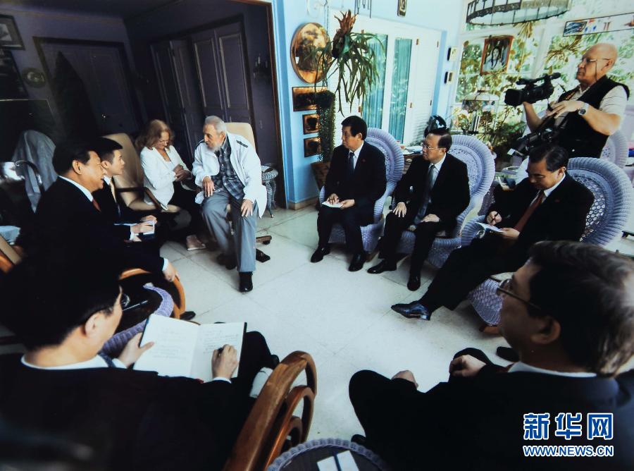 當?shù)貢r間7月22日，國家主席習近平在哈瓦那親切探望古巴革命領袖菲德爾·卡斯特羅。 新華社發(fā)