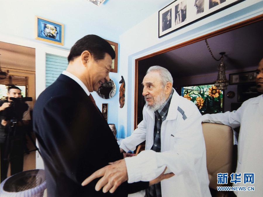 當?shù)貢r間7月22日，國家主席習近平在哈瓦那親切探望古巴革命領袖菲德爾·卡斯特羅。 新華社發(fā)