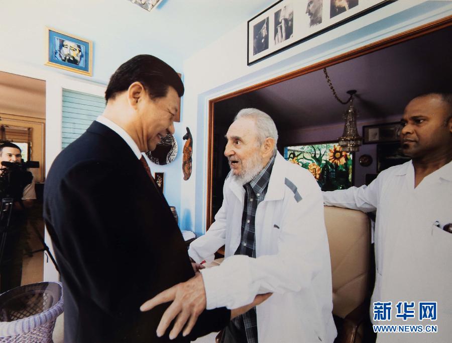 當?shù)貢r間7月22日，國家主席習近平在哈瓦那親切探望古巴革命領袖菲德爾·卡斯特羅。 新華社發(fā)
