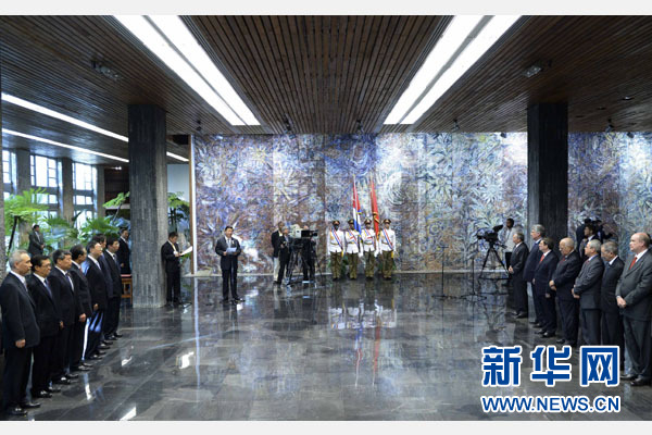 當(dāng)?shù)貢r(shí)間7月22日，國家主席習(xí)近平在哈瓦那接受古巴政府授予的“何塞·馬蒂”勛章。古巴國務(wù)委員會(huì)主席兼部長會(huì)議主席勞爾·卡斯特羅為習(xí)近平佩戴勛章。新華社記者馬占成攝