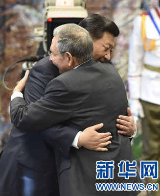 當(dāng)?shù)貢r(shí)間7月22日，國家主席習(xí)近平在哈瓦那接受古巴政府授予的“何塞·馬蒂”勛章。古巴國務(wù)委員會(huì)主席兼部長會(huì)議主席勞爾·卡斯特羅為習(xí)近平佩戴勛章。新華社記者馬占成攝