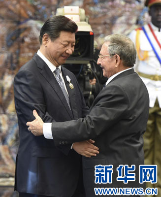 當(dāng)?shù)貢r(shí)間7月22日，國家主席習(xí)近平在哈瓦那接受古巴政府授予的“何塞·馬蒂”勛章。古巴國務(wù)委員會(huì)主席兼部長會(huì)議主席勞爾·卡斯特羅為習(xí)近平佩戴勛章。新華社記者馬占成攝