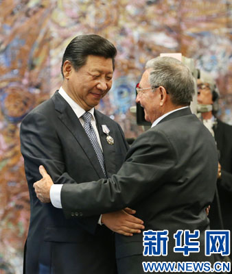 當(dāng)?shù)貢r(shí)間7月22日，國家主席習(xí)近平在哈瓦那接受古巴政府授予的“何塞·馬蒂”勛章。古巴國務(wù)委員會(huì)主席兼部長會(huì)議主席勞爾·卡斯特羅為習(xí)近平佩戴勛章。新華社記者劉衛(wèi)兵攝