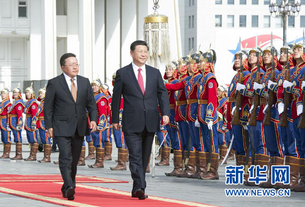 8月21日，國家主席習近平在烏蘭巴托同蒙古國總統(tǒng)額勒貝格道爾吉舉行會談。會談前，額勒貝格道爾吉在國家宮前廣場為習近平舉行隆重歡迎儀式。新華社記者 黃敬文 攝