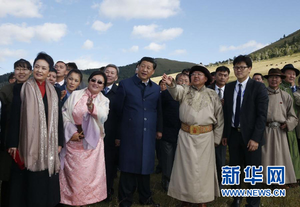 8月22日，國家主席習近平在蒙古國總統額勒貝格道爾吉陪同下前往烏蘭巴托市郊觀看那達慕。這是習近平和夫人彭麗媛同額勒貝格道爾吉夫婦觀看表演。新華社記者 鞠鵬 攝