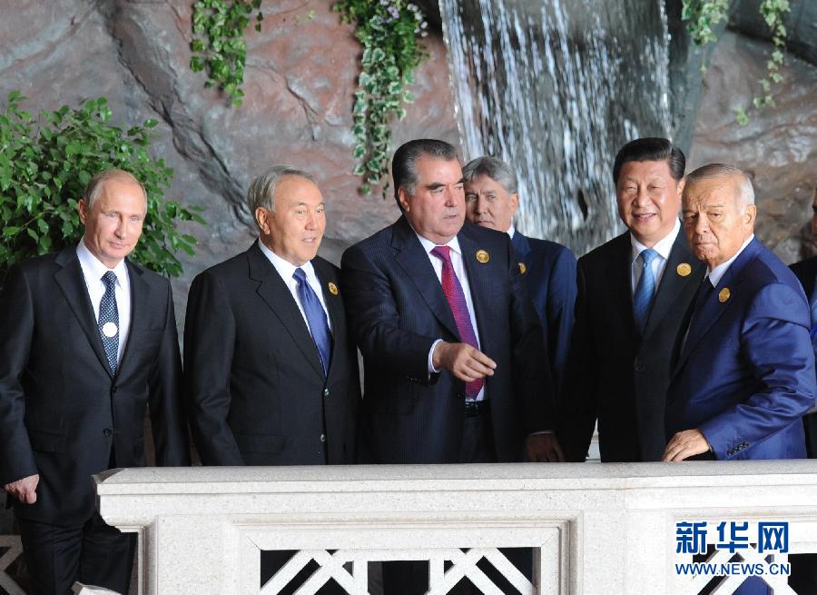 9月12日，上海合作組織成員國元首理事會第十四次會議在塔吉克斯坦首都杜尚別舉行。國家主席習近平出席會議并發表重要講話。這是習近平同其他成員國元首親切交談。新華社記者謝環馳攝 