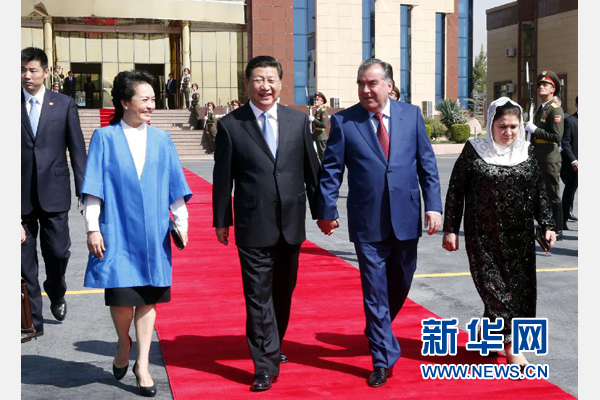 9月14日，國家主席習(xí)近平結(jié)束對塔吉克斯坦的國事訪問，乘坐專機(jī)離開杜尚別。拉赫蒙總統(tǒng)夫婦專程到機(jī)場為習(xí)近平和夫人彭麗媛送行。新華社記者 鞠鵬 攝 