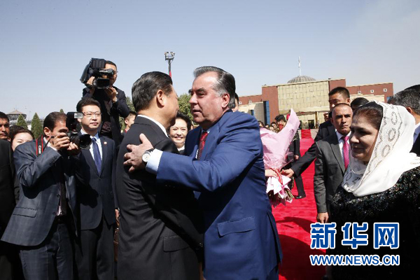 9月14日，國家主席習(xí)近平結(jié)束對塔吉克斯坦的國事訪問，乘坐專機(jī)離開杜尚別。拉赫蒙總統(tǒng)夫婦專程到機(jī)場為習(xí)近平和夫人彭麗媛送行。新華社記者 鞠鵬 攝 