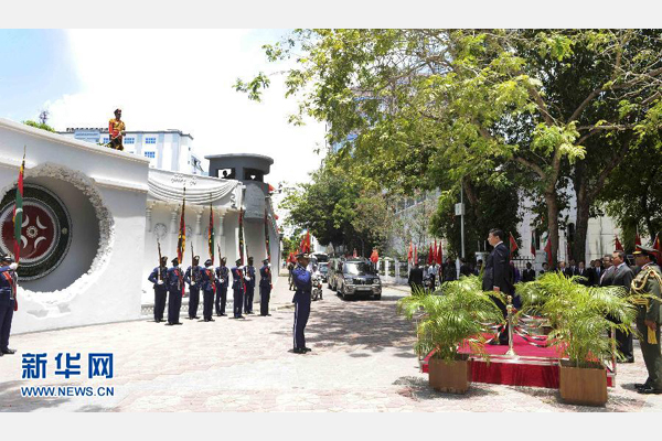 9月15日，國(guó)家主席習(xí)近平在馬累向馬爾代夫烈士紀(jì)念碑致禮。新華社記者 張鐸 攝