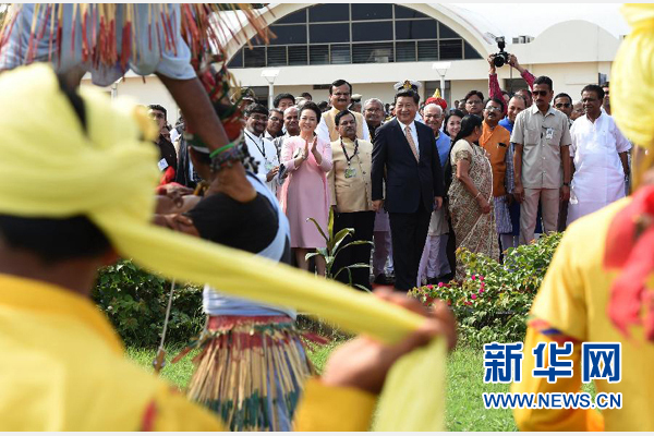 9月17日，國家主席習(xí)近平抵達古吉拉特邦艾哈邁達巴德市，開始對印度進行國事訪問。這是印度青年跳起古吉拉特邦傳統(tǒng)舞蹈，歡迎習(xí)近平和夫人彭麗媛。新華社記者 馬占成 攝