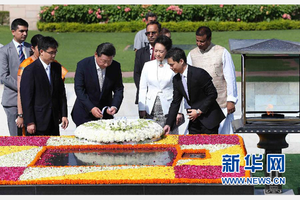 9月18日，國家主席習(xí)近平和夫人彭麗媛在新德里向甘地墓敬獻花圈。 新華社記者 龐興雷 攝