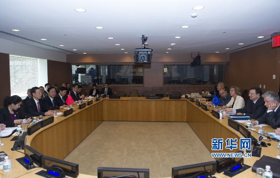  9月23日，正在紐約出席聯(lián)合國(guó)氣候峰會(huì)的國(guó)家主席習(xí)近平特使、國(guó)務(wù)院副總理張高麗在紐約聯(lián)合國(guó)總部會(huì)見(jiàn)歐盟委員會(huì)主席巴羅佐。新華社記者 王曄 攝 