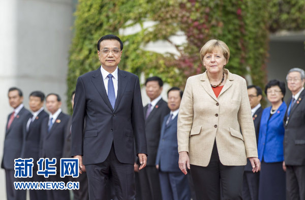 10月10日，德國總理默克爾在柏林總理府前廣場舉行隆重儀式，歡迎國務院總理李克強對德國進行正式訪問。 新華社記者 謝環馳 攝 