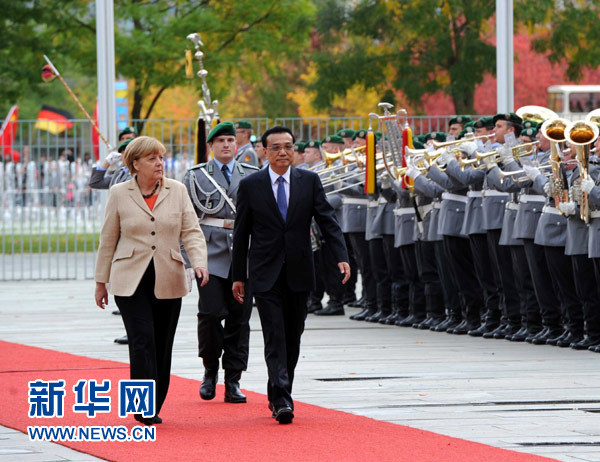 10月10日，德國總理默克爾在柏林總理府前廣場舉行隆重儀式，歡迎中國國務院總理李克強對德國進行正式訪問。 新華社記者 饒愛民 攝 