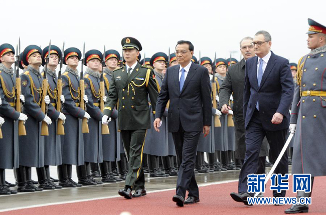10月12日，中國國務院總理李克強乘專機抵達莫斯科，開始對俄羅斯進行正式訪問并舉行中俄總理第十九次定期會晤。俄方在機場舉行隆重儀式，歡迎李克強總理。新華社記者 張鐸 攝