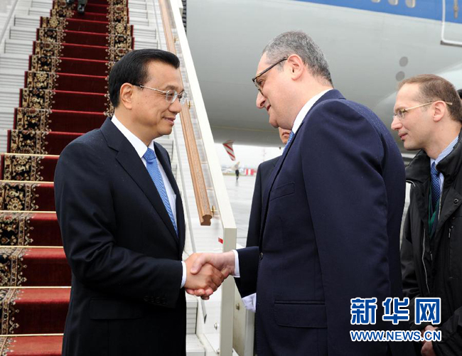 10月12日，中國國務院總理李克強乘專機抵達莫斯科，開始對俄羅斯進行正式訪問并舉行中俄總理第十九次定期會晤。俄羅斯聯邦政府高級官員到機場迎接李克強總理。新華社記者 饒愛民 攝
