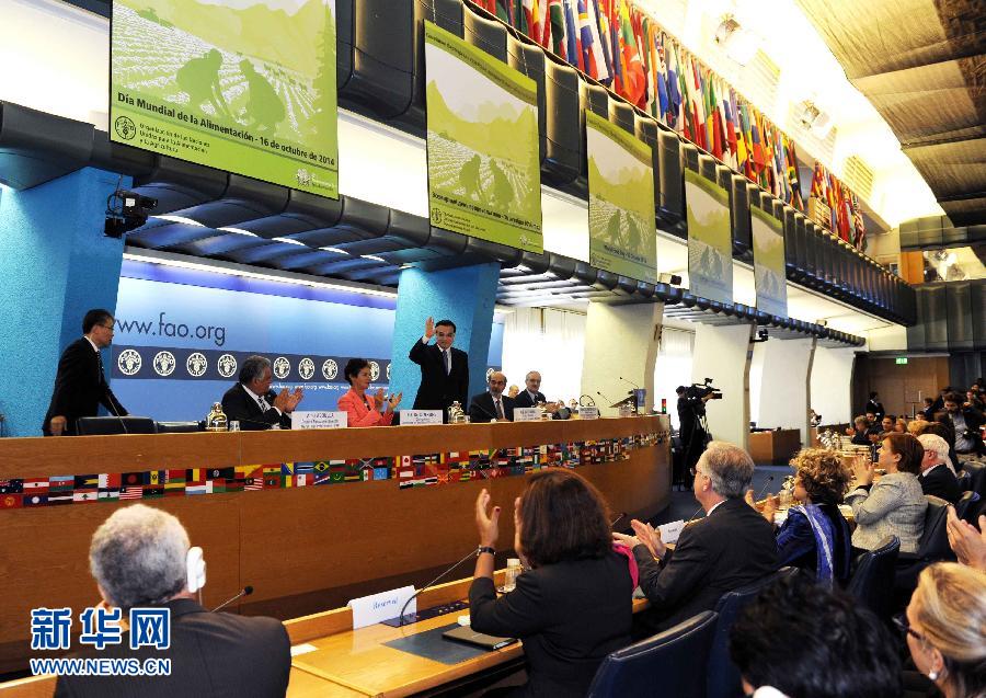 10月15日，中國國務院總理李克強在格拉齊亞諾總干事的陪同下在位于羅馬的聯(lián)合國糧農組織總部發(fā)表演講。 新華社記者 饒愛民 攝 