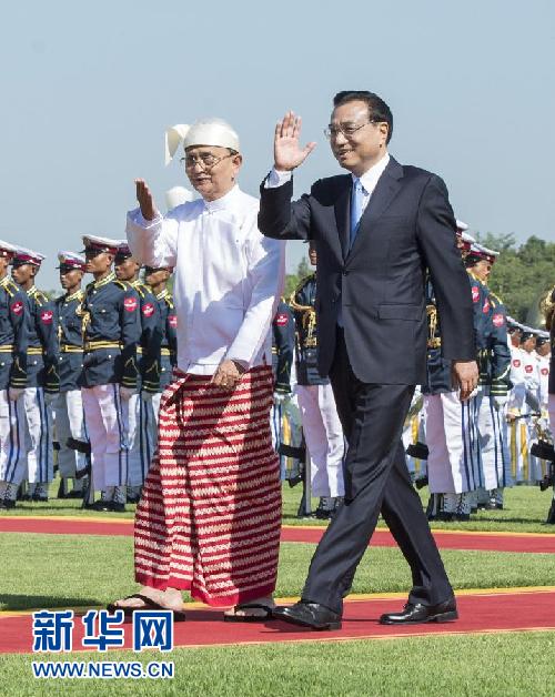 11月14日，中國國務(wù)院總理李克強在內(nèi)比都同緬甸總統(tǒng)吳登盛舉行會談。這是會談前，吳登盛在緬甸總統(tǒng)府前廣場為李克強舉行隆重的歡迎儀式。新華社記者 王曄 攝