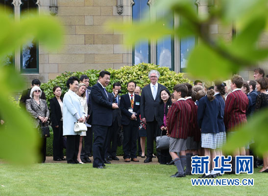 11月18日，國(guó)家主席習(xí)近平在澳大利亞塔斯馬尼亞州與朗塞斯頓市斯科奇－歐克伯恩小學(xué)的小學(xué)生共同植樹。新華社記者 馬占成 攝