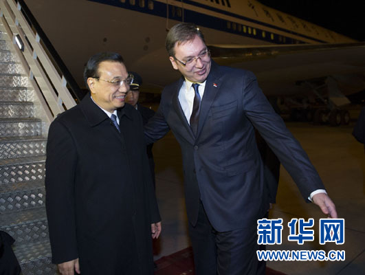 12月15日，國務院總理李克強抵達貝爾格萊德，出席中國－中東歐國家領導人會晤并正式訪問塞爾維亞，塞爾維亞總理武契奇到機場迎接。新華社記者 黃敬文 攝