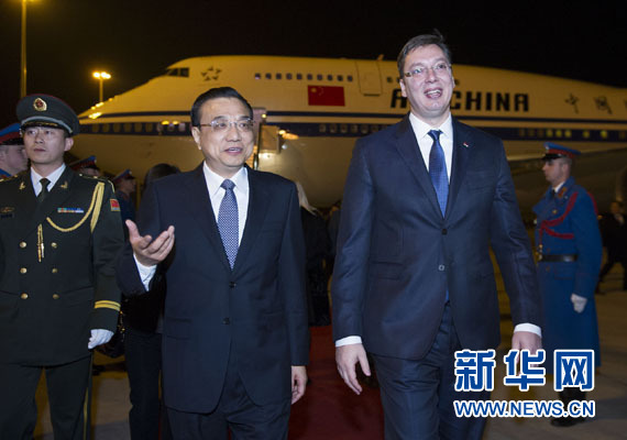 12月15日，國務院總理李克強抵達貝爾格萊德，出席中國－中東歐國家領導人會晤并正式訪問塞爾維亞，塞爾維亞總理武契奇到機場迎接。新華社記者 黃敬文 攝