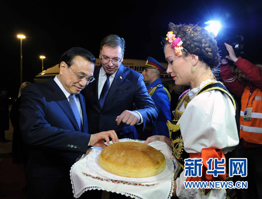 12月15日，國務院總理李克強抵達貝爾格萊德，出席中國－中東歐國家領導人會晤并正式訪問塞爾維亞，塞爾維亞總理武契奇到機場迎接。新華社記者 饒愛民 攝