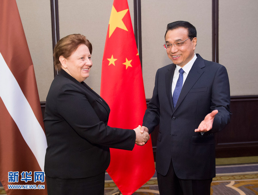    12月16日，中國國務院總理李克強在貝爾格萊德會見拉脫維亞總理斯特勞尤馬。 新華社記者黃敬文攝