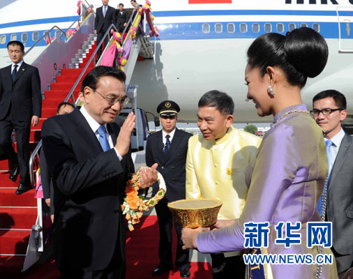 12月19日，中國國務院總理李克強抵達曼谷，出席大湄公河次區(qū)域經(jīng)濟合作領導人第五次會議。新華社記者饒愛民攝