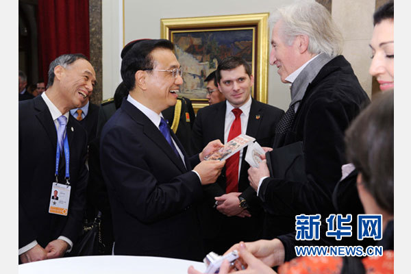 12月18日，中國國務院總理李克強在貝爾格萊德市政廳接受“貝爾格萊德榮譽市民”證書，塞爾維亞總理武契奇陪同出席。隨后，李克強同塞各界知名人士親切會見并互動交流。這是李克強同電影《瓦爾特保衛薩拉熱窩》的演員薩馬爾季奇親切交談。新華社記者 饒愛民 攝