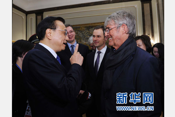 12月18日，中國國務院總理李克強在貝爾格萊德市政廳接受“貝爾格萊德榮譽市民”證書，塞爾維亞總理武契奇陪同出席。隨后，李克強同塞各界知名人士親切會見并互動交流。這是李克強同著名足球教練米盧蒂諾維奇親切交談。新華社記者 饒愛民 攝