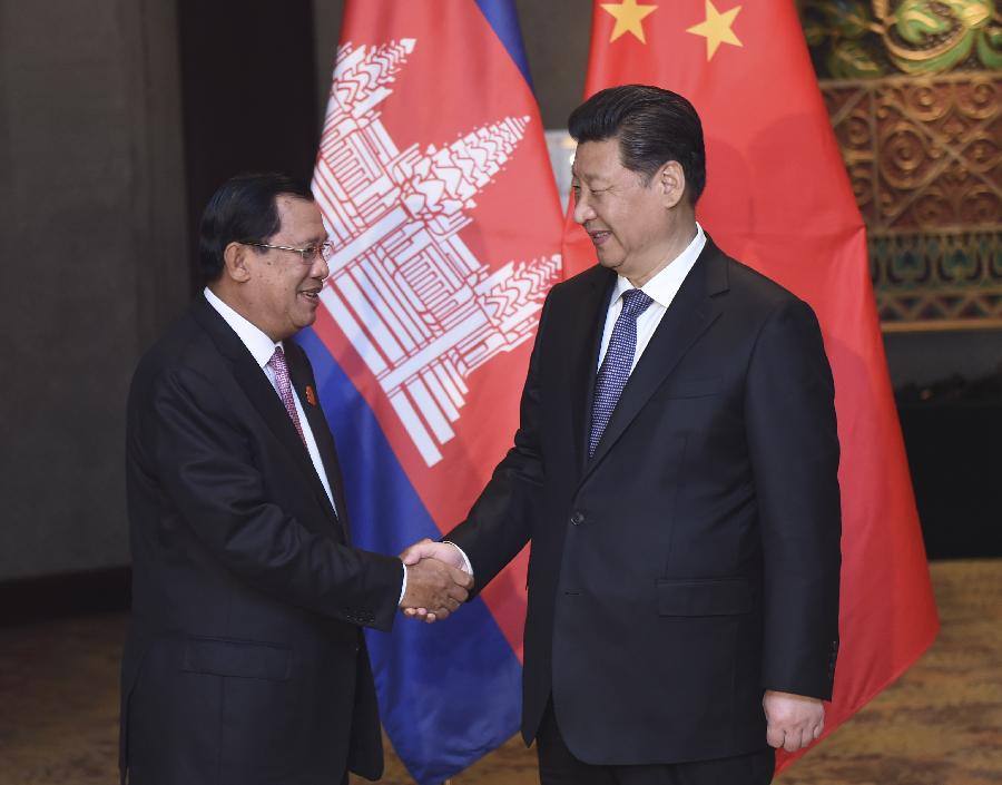 4月23日，國(guó)家主席習(xí)近平在雅加達(dá)會(huì)見(jiàn)柬埔寨首相洪森。新華社記者張鐸攝 