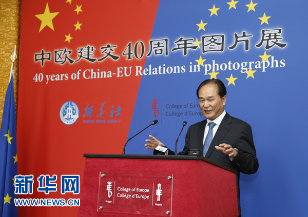 5月18日，正在比利時訪問的新華社社長蔡名照在比利時布魯日歐洲學院舉行的“中歐建交40周年圖片展”開幕式上致辭。在中歐建交40周年之際，由新華社、歐洲學院主辦的“中歐建交40周年圖片展”18日在位于比利時布魯日的歐洲學院開幕。 新華社記者葉平凡攝 