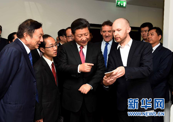 10月21日，國(guó)家主席習(xí)近平在倫敦參觀華為英國(guó)公司。 新華社記者 饒愛民 攝