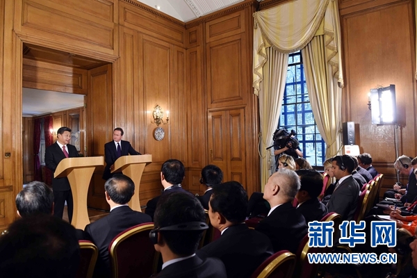 10月21日，國家主席習近平在倫敦唐寧街首相府同英國首相卡梅倫舉行會談。這是會談結束后，習近平和卡梅倫共同會見記者。 新華社記者 饒愛民 攝 