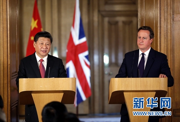 10月21日，國家主席習近平在倫敦唐寧街首相府同英國首相卡梅倫舉行會談。這是會談結束后，習近平和卡梅倫共同會見記者。 新華社記者 鞠鵬 攝 