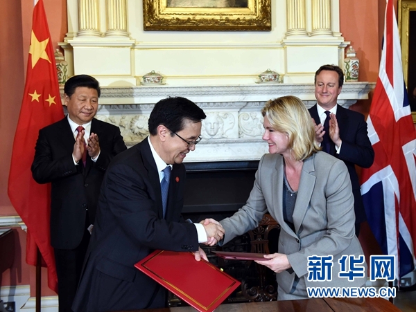 10月21日，國家主席習近平在倫敦唐寧街首相府同英國首相卡梅倫舉行會談。這是會談結束后，兩國領導人共同見證雙邊合作文件的簽署。新華社記者 饒愛民 攝 