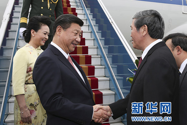 11月5日，中共中央總書記、國家主席習(xí)近平抵達(dá)越南首都河內(nèi)，開始對(duì)越南進(jìn)行國事訪問。這是越南高級(jí)官員到機(jī)場(chǎng)迎接習(xí)近平和夫人彭麗媛。新華社記者蘭紅光攝 