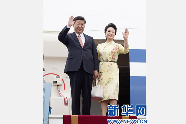 11月5日，中共中央總書記、國家主席習(xí)近平抵達(dá)越南首都河內(nèi)，開始對(duì)越南進(jìn)行國事訪問。這是習(xí)近平和夫人彭麗媛步出艙門向歡迎人群揮手致意。新華社記者 李學(xué)仁 攝