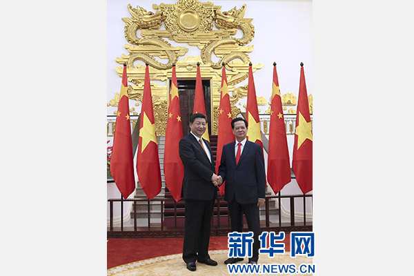 11月5日，中共中央總書記、國家主席習(xí)近平在河內(nèi)同越南總理阮晉勇舉行會談。 新華社記者 蘭紅光 攝