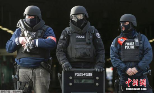 布魯塞爾全副武裝的警察。